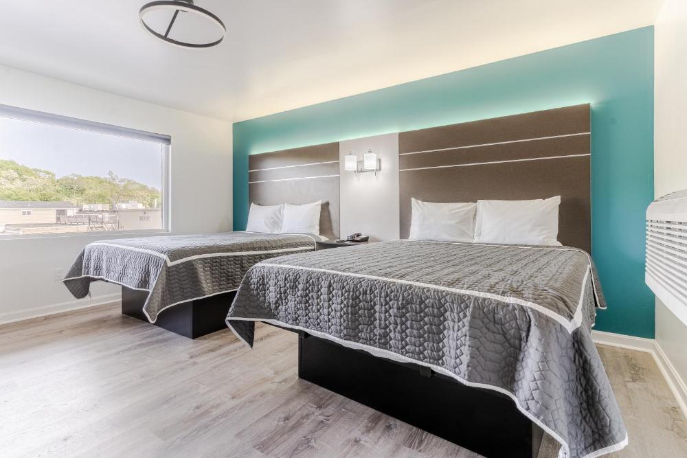 Queen Room interior